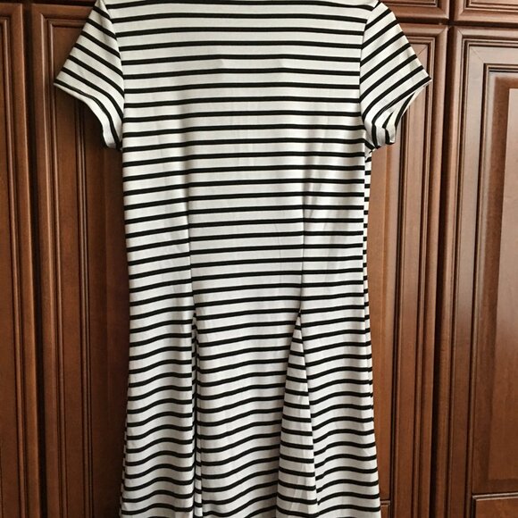 Papaya black and white stretch pullover mini-dress, sz Medium. - Picture 9 of 11